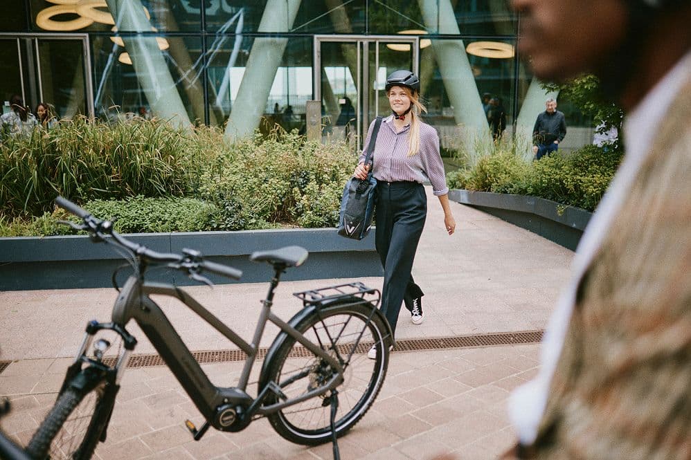 en person som väljer elcykelkompaniet