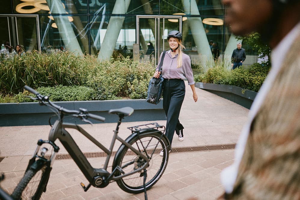 en person som väljer elcykelkompaniet